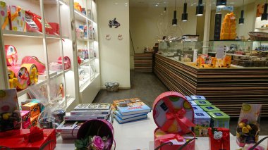 Brüksel, Belçika - 12 Mayıs 2018: Lezzetli Belçika Çikolata Ürünleri ile Işıklı Pastane Penceresi.