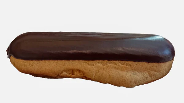 Deliciosa Sobremesa Eclair Está Coberto Chocolate Imagem Isolada Sobre Fundo — Fotografia de Stock