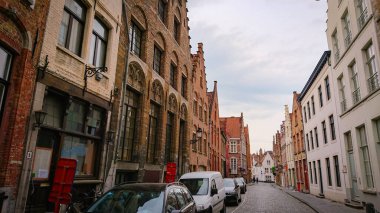 Bruges, Belçika - 12 Mayıs 2018: Boş Sokak Steenstraat Mahallesi