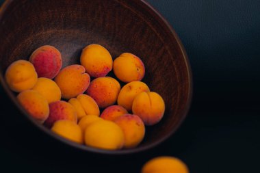 Kil tabaktaki bir sürü kayısı