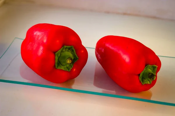 Zwei Rote Paprika Auch Als Capsicum Annuum Bekannt Auf Einem — Stockfoto