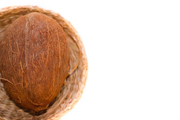Eine Kokosnuss Einer Weidenplatte Selektiven Fokus Isoliertes Bild Auf Weißem — Stockfoto