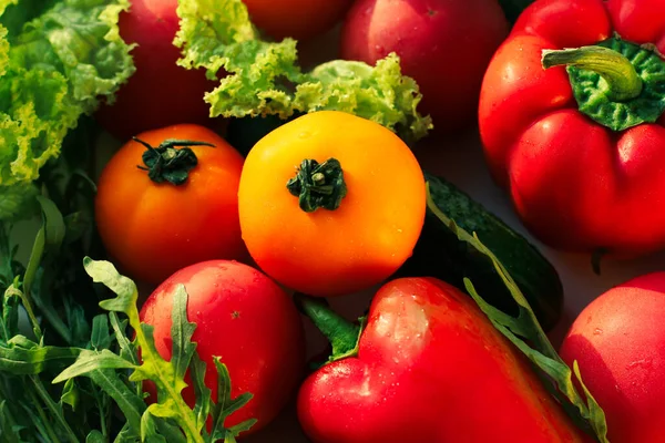 Baggrund Fra Saftige Modne Velsmagende Grøntsager Gule Røde Tomater Rød - Stock-foto