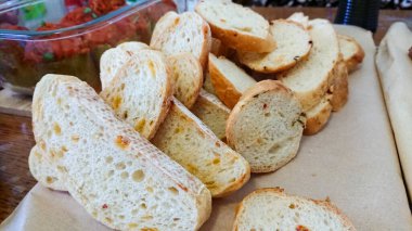 Birkaç dilim ekmek üst üste istiflenmiş.