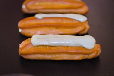 Karanlık bir arka planda fıstık kremalı birkaç lezzetli eklem.