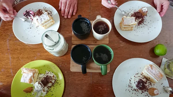 Familie Zoet Ontbijt Houten Tafel Custard Cake Ijs Een Wafelkegel — Stockfoto