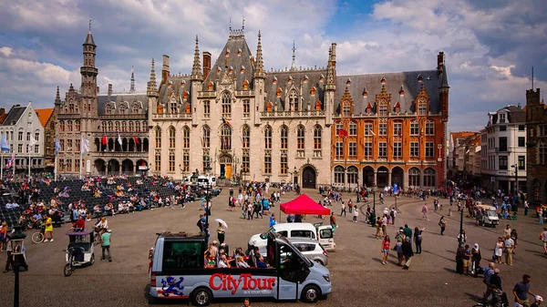 Bruges, Belçika - 12 Mayıs 2018: Turistler ve yerliler Ana Meydanda Güneşli Bir Gün Yürüyüşü