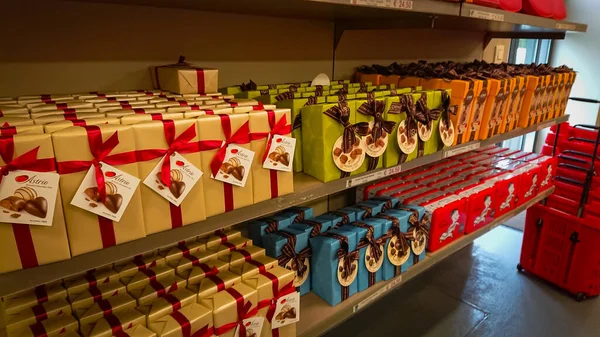 Sint Pieters Leeuw Бельгія Травня 2018 Store Shelves Boxes Belgian Ліцензійні Стокові Фото