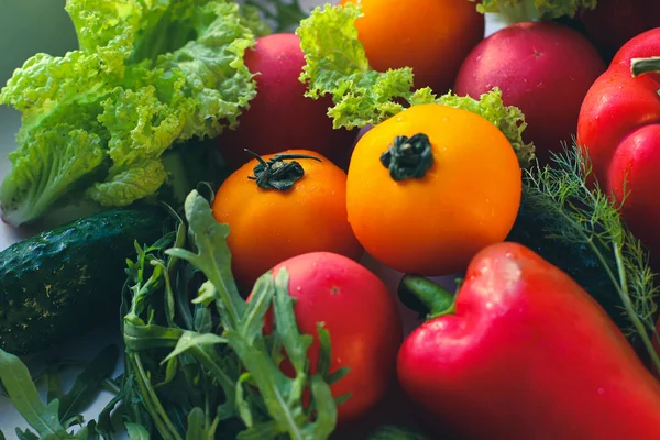 Achtergrond Van Sappige Rijpe Smakelijke Groenten Gele Rode Tomaten Rode — Stockfoto