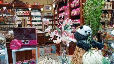 Brüksel, Belçika - 12 Mayıs 2018: Lezzetli Belçika Çikolata Ürünleri ile Işıklı Pasta Dükkanı Penceresi.