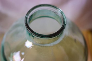 Arka planda kocaman cam bir kavanozun boynu.