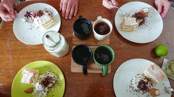 Familie Zoet Ontbijt Houten Tafel Custard Cake Ijs Een Wafelkegel — Stockfoto