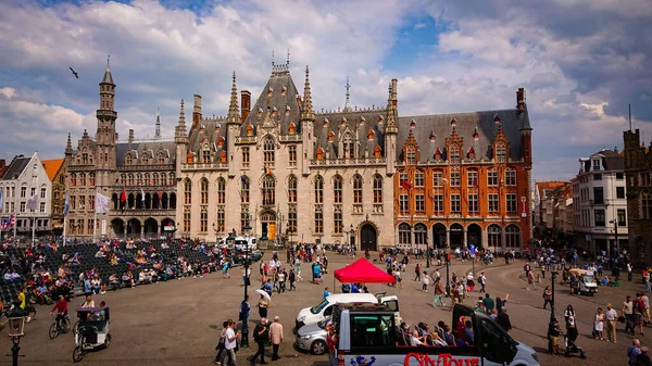 Bruges Bélgica Maio 2018 Turistas Locais Caminham Dia Ensolarado Praça — Fotografia de Stock