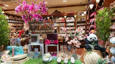 Brüksel, Belçika - 12 Mayıs 2018: Lezzetli Belçika Çikolata Ürünleri ile Işıklı Pasta Dükkanı Penceresi.