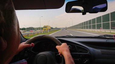 Otoyol manzarası ve sürücü koltuğundan köprü manzarası