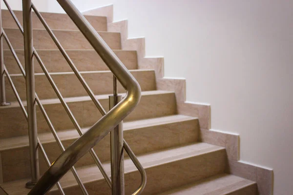 Escaleras Hormigón Con Pasamanos Metálicos Dentro Casa —  Fotos de Stock