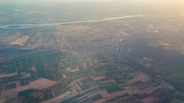 着陸中の飛行機の窓からのフランクフルト マイン郊外の眺め — ストック写真