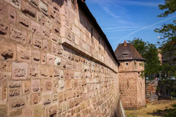 Fragment Kamiennej Ściany Twierdzy Wieżą — Zdjęcie stockowe