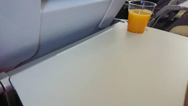 Vaso Plástico Jugo Naranja Sobre Una Mesa Plegable Plano —  Fotos de Stock