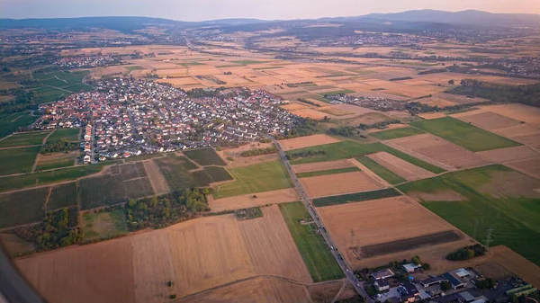 德国美因河畔法兰克福郊区着陆时站在飞机窗上的景观 — 图库照片
