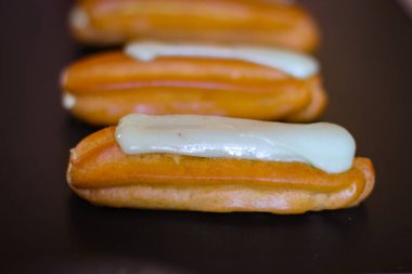 Karanlık bir arka planda fıstık kremalı birkaç lezzetli eklem.