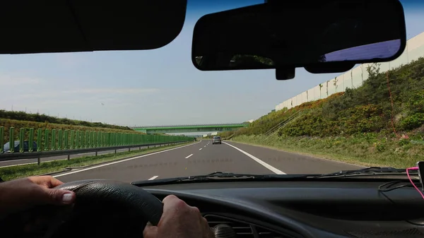 Blick Vom Fahrersitz Auf Die Autobahn Und Die Brücke — Stockfoto