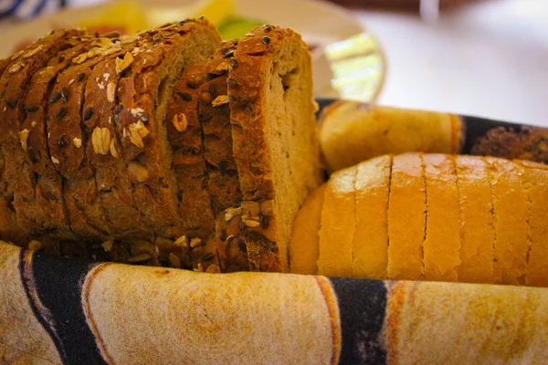 Нарезанный Хлеб Корзине Столе — стоковое фото