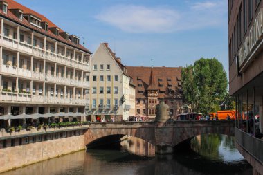 Nuremberg, Almanya - 29 Ağustos 2018: Şehir merkezindeki eski evler ve çatılara bakmak