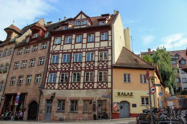 Nuremberg, Almanya - 29 Ağustos 2018: Güneşli bir günde şehir sokaklarında pano ve mağaza pencereleri