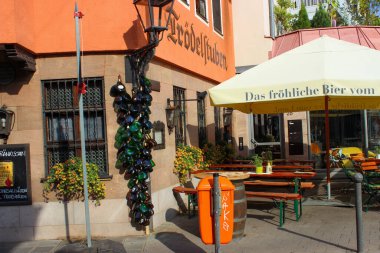 Nuremberg, Almanya - 29 Ağustos 2018: Güneşli bir günde şehir sokaklarında pano ve mağaza pencereleri