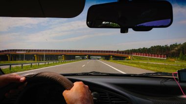 Otoyol manzarası ve sürücü koltuğundan köprü manzarası