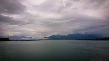 Almanya 'nın Bavyera kentindeki Chiemsee Gölü' ndeki bir turizm gemisinden görüntü