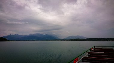 Almanya 'nın Bavyera kentindeki Chiemsee Gölü' ndeki bir turizm gemisinden görüntü