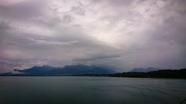 Almanya 'nın Bavyera kentindeki Chiemsee Gölü' ndeki bir turizm gemisinden görüntü
