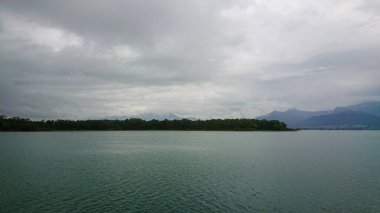 Almanya 'nın Bavyera kentindeki Chiemsee Gölü' ndeki bir turizm gemisinden görüntü