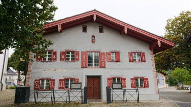 Prien am Chiemsee, Bavyera, Almanya - 30 Ağustos 2018: Şehir merkezinde ilginç evler