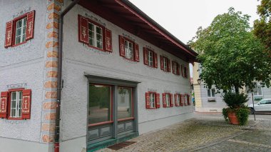 Prien am Chiemsee, Bavyera, Almanya - 30 Ağustos 2018: Şehir merkezinde ilginç evler