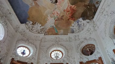 Münih, Bavyera, Almanya - 30 Ağustos 2018: Nymphenburg Sarayı Parkı 'ndaki av kulübelerinin içi