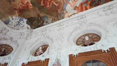 Münih, Bavyera, Almanya - 30 Ağustos 2018: Nymphenburg Sarayı Parkı 'ndaki av kulübelerinin içi