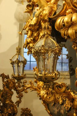 Münih, Bavyera, Almanya - 30 Ağustos 2018: Nymphenburg Sarayı Taşımacılık Müzesi 'nde arabalar ve onların unsurları