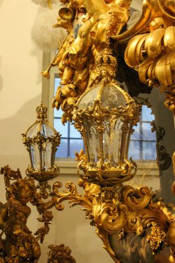 Münih, Bavyera, Almanya - 30 Ağustos 2018: Nymphenburg Sarayı Taşımacılık Müzesi 'nde arabalar ve onların unsurları