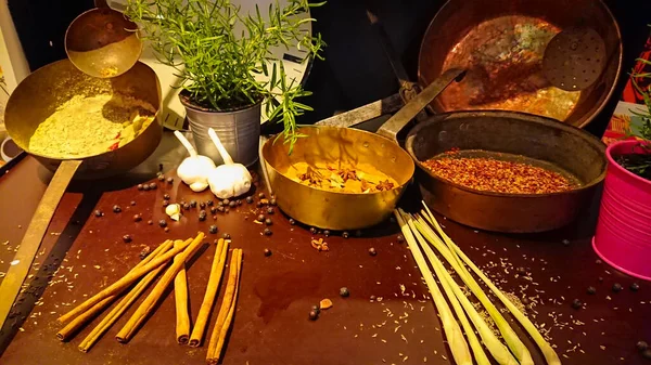 Temperos Cozinha Uma Mesa Marrom Iluminação Noite Canela Pimenta Preta — Fotografia de Stock