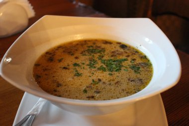 Bir tabak çok lezzetli mantar çorbası ve ince öğütülmüş yeşillikler.