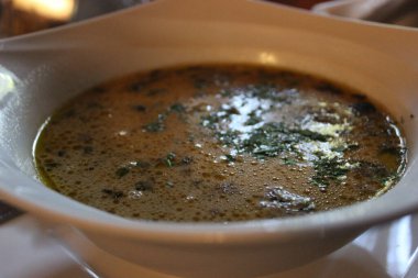 Bir tabak çok lezzetli mantar çorbası ve ince öğütülmüş yeşillikler.