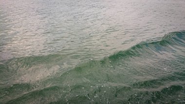 Büyük ve güzel bir dağ gölünün yüzeyine bakıyorum.