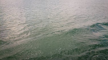 Büyük ve güzel bir dağ gölünün yüzeyine bakıyorum.