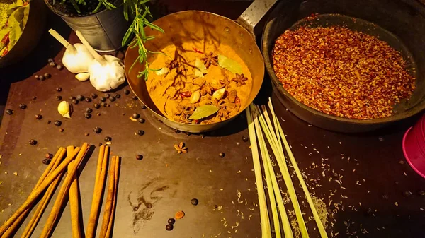 Kitchen Seasonings Brown Table Evening Lighting Cinnamon Black Pepper Cardamom — Stock Photo, Image