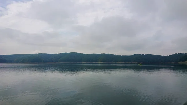 Olhando Para Superfície Grande Belo Lago Montanha — Fotografia de Stock