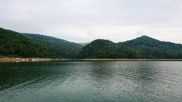 Blick Auf Die Oberfläche Eines Großen Und Schönen Bergsees — Stockfoto