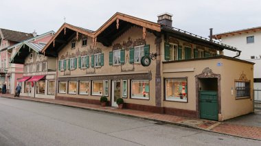 Prien am Chiemsee, Bavyera, Almanya - 30 Ağustos 2018: Şehir merkezinde ilginç evler